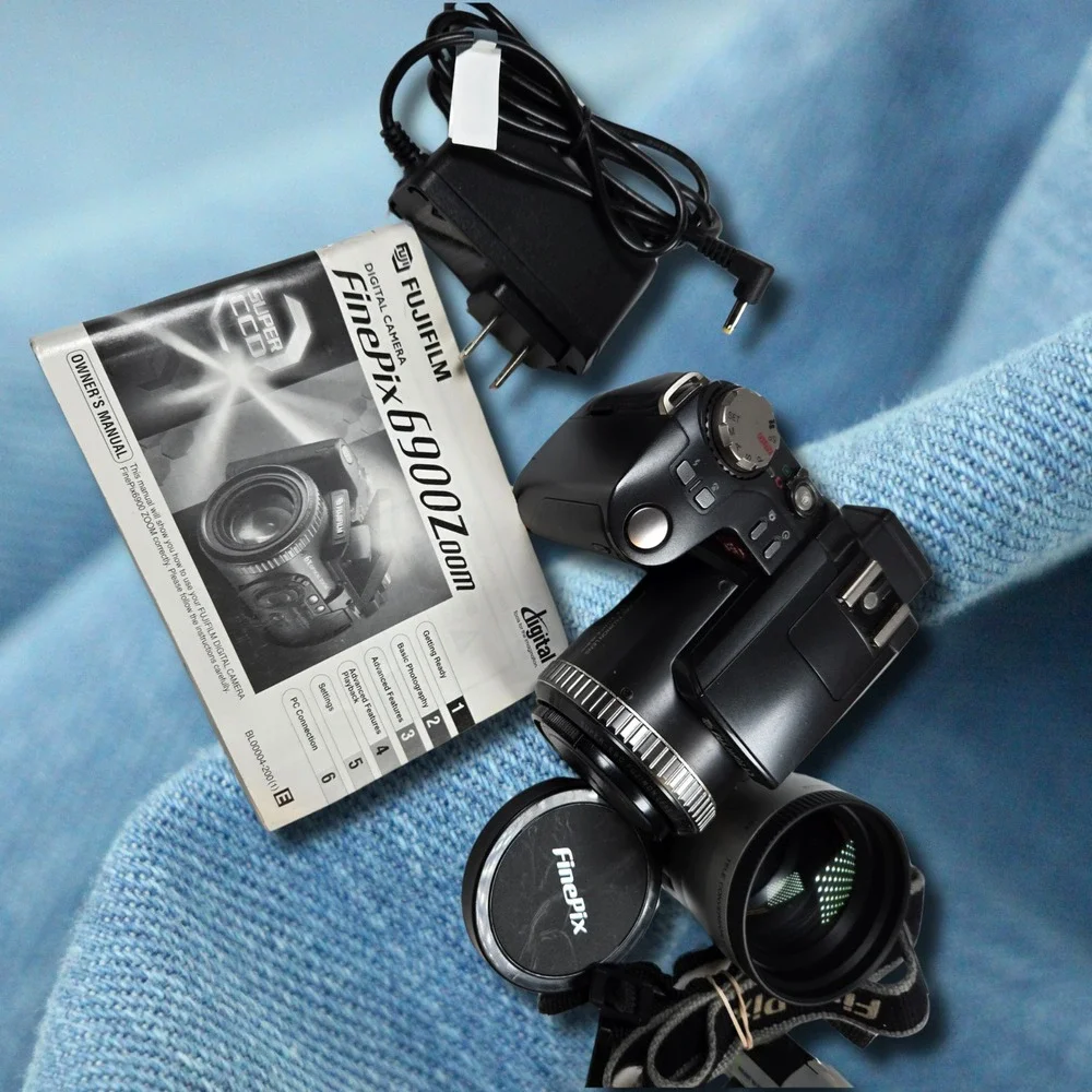 Classic Fujifilm Finepix 6900 Zoom Digital Camera 3.1MP Super CCD With Case